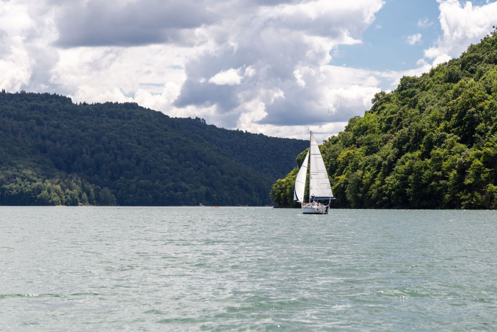 Lac de Vouglans : les promesses nautiques d’un joyau jurassien