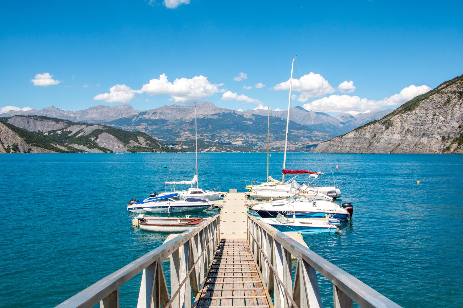 Lac de Serre-Ponçon, le géant bleu des Hautes-Alpes : un terrain de jeu nautique grandeur nature