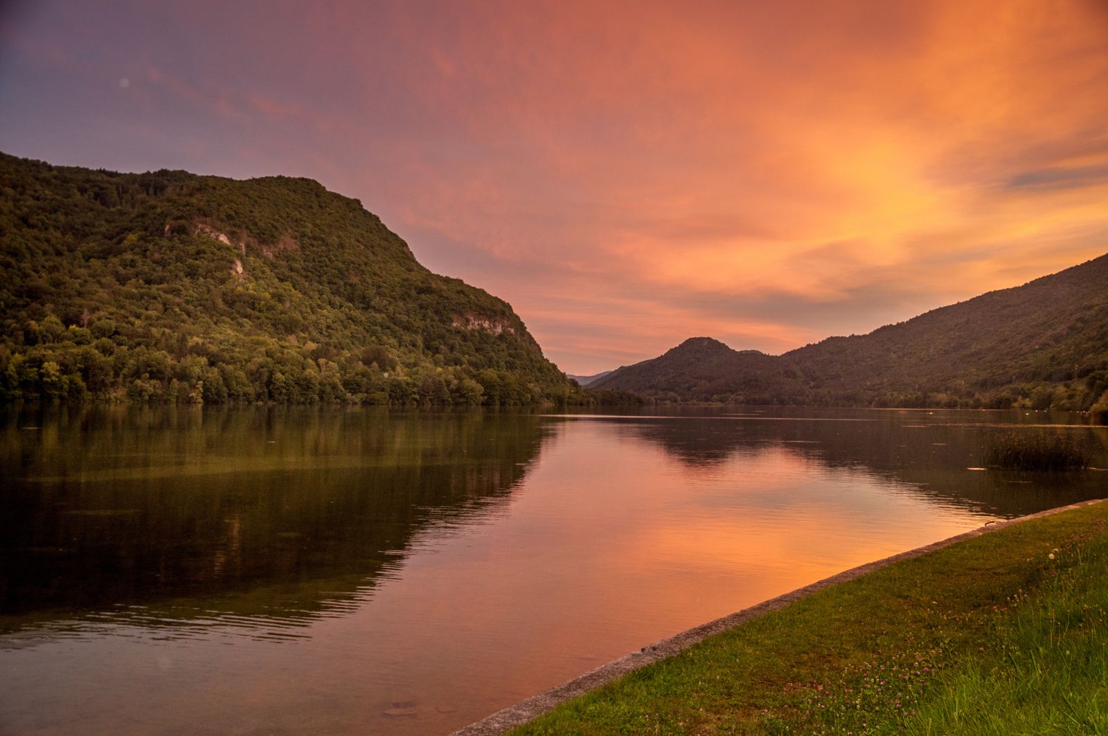 Cap sur le Lac de Coiselet, entre Jura et Ain, un lac dédié au nautisme et à la détente active
