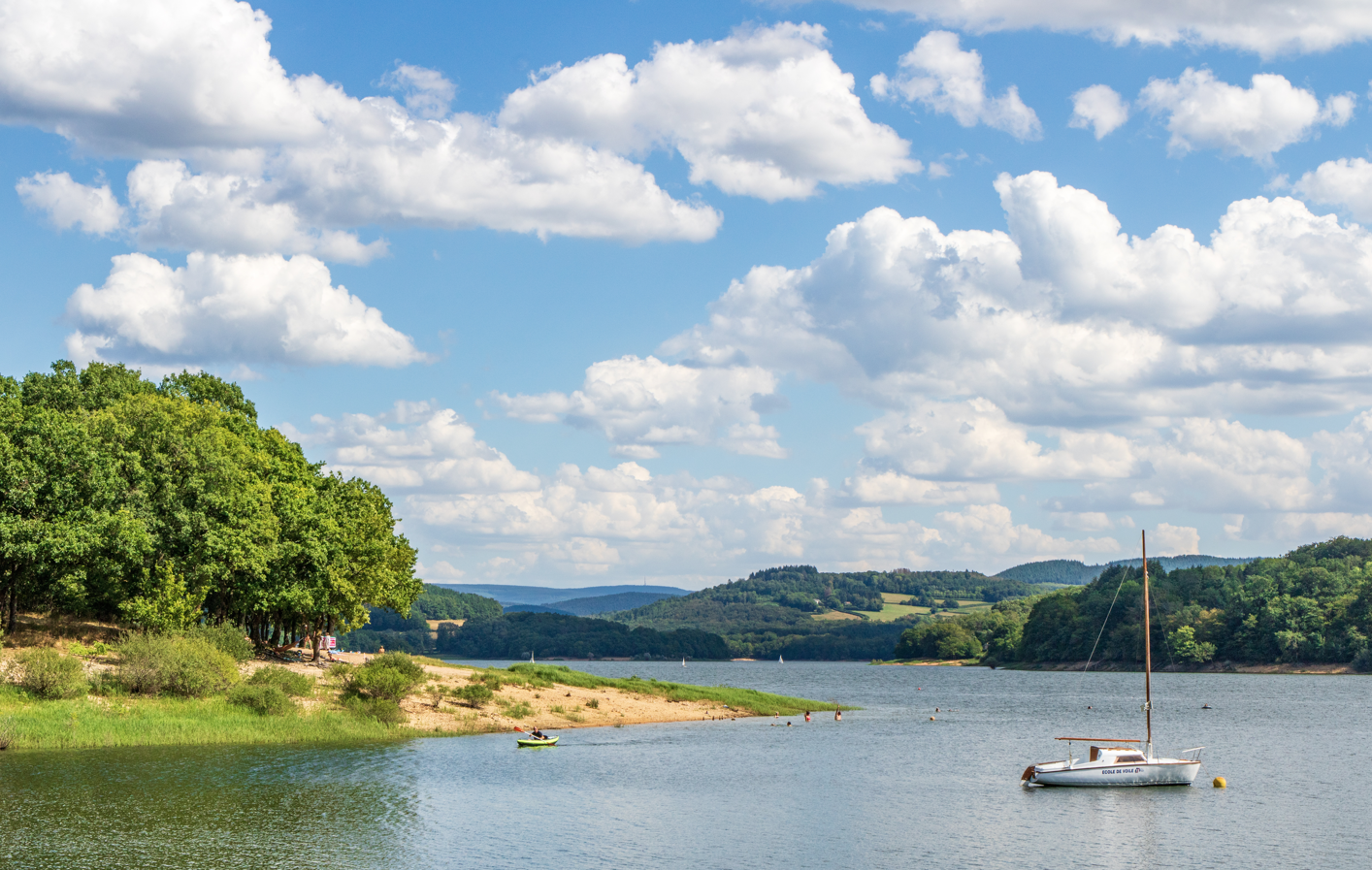 Le lac de Pannecière : un écrin morvandiau propice aux plaisirs nautiques