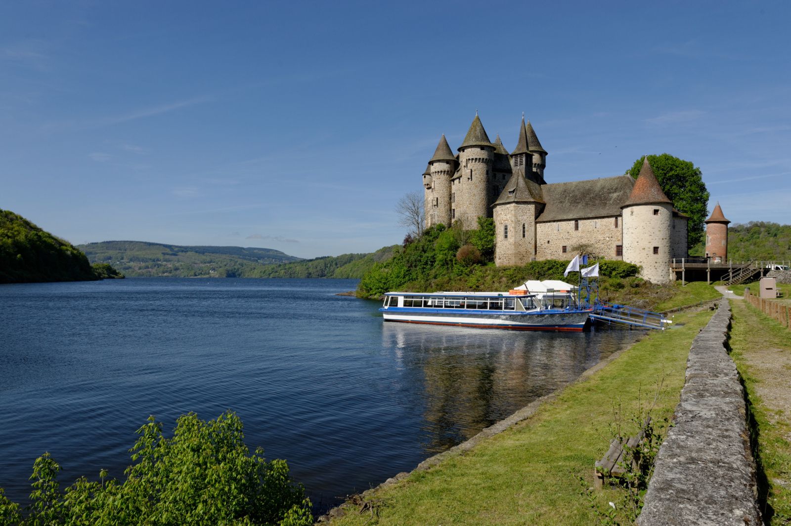 Lac de Bort-les-Orgues : un terrain de jeu nautique exceptionnel en Corrèze