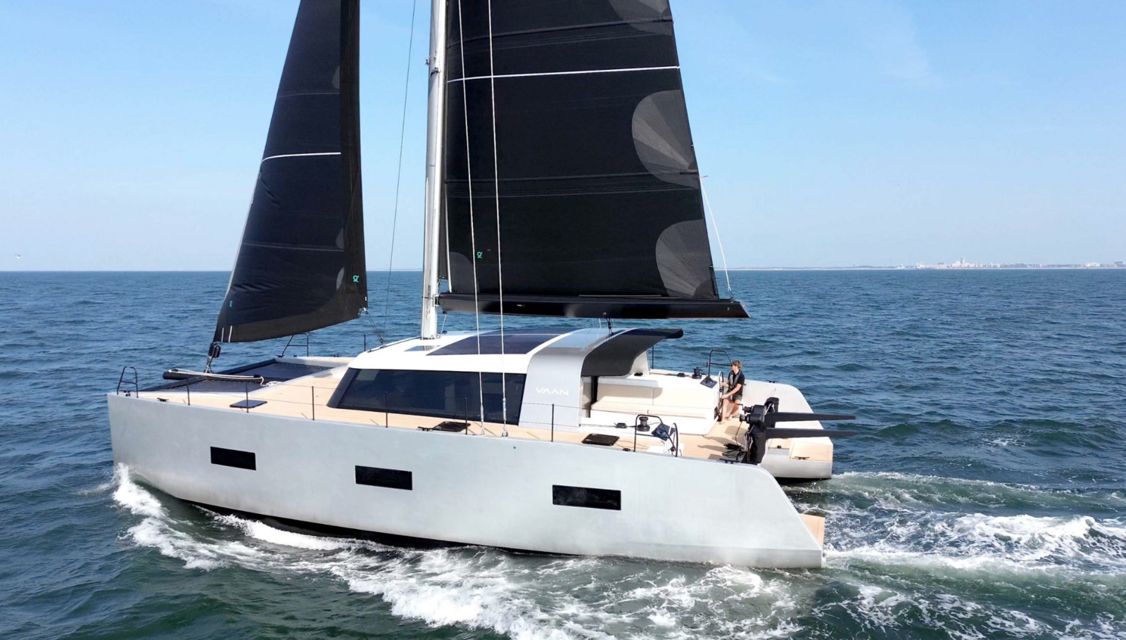 Le Vaan R5 : un catamaran d’aluminium pour une croisière durable et raffinée
