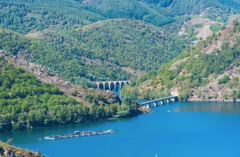 Lac de Bayard Villefort : un écrin cévenol dédié aux plaisirs nautiques