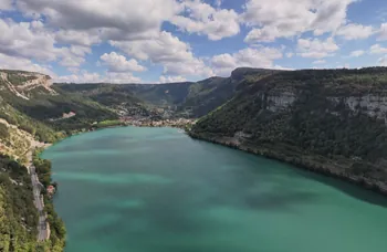 Cap sur le Lac de Nantua, un haut-lieu nautique entre montagnes et traditions