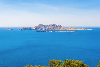 Cap sur l'île de Riou, l’île interdite qui fait rêver les plaisanciers, au large de Marseille