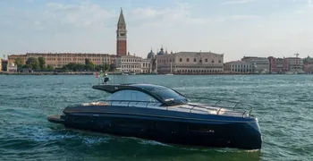 Pourquoi la première mondiale à flot du BENETEAU Gran Turismo 50 s'est-elle déroulée à Venise après Paris et Düsseldorf ?