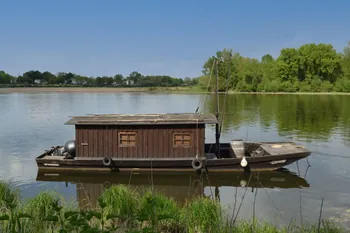 Les toues cabanées de Loire : l'âme flottante du dernier fleuve sauvage d'Europe