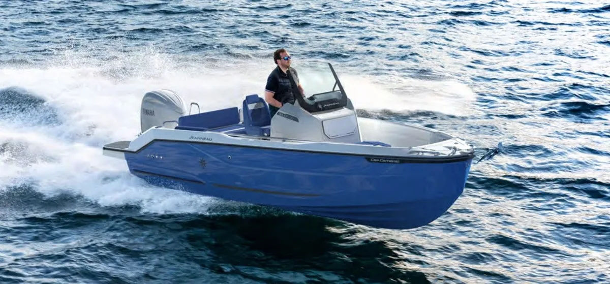 Jeanneau fait passer ses Cap Camarat au design nordique, avec le Cap Camarat 6.0 CC 2026 !