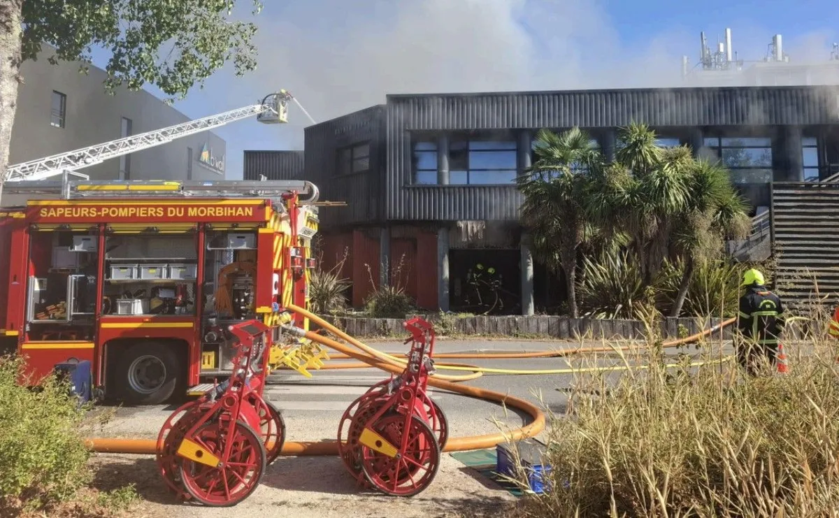 Violent incendie chez TEMO à Vannes : 60 pompiers mobilisés, le motoriste électrique français touché