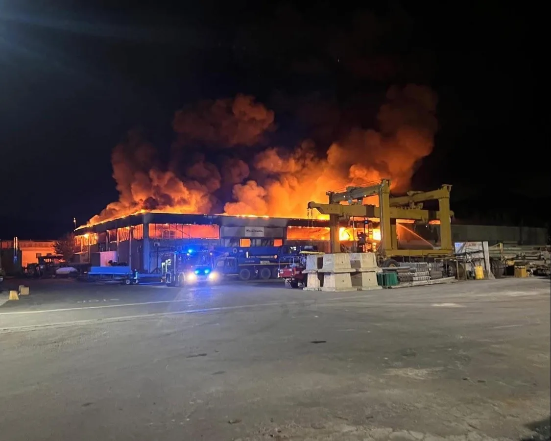 Incendie chez Maxi Dolphin : le chantier d’Erbusco détruit, trois yachts perdus